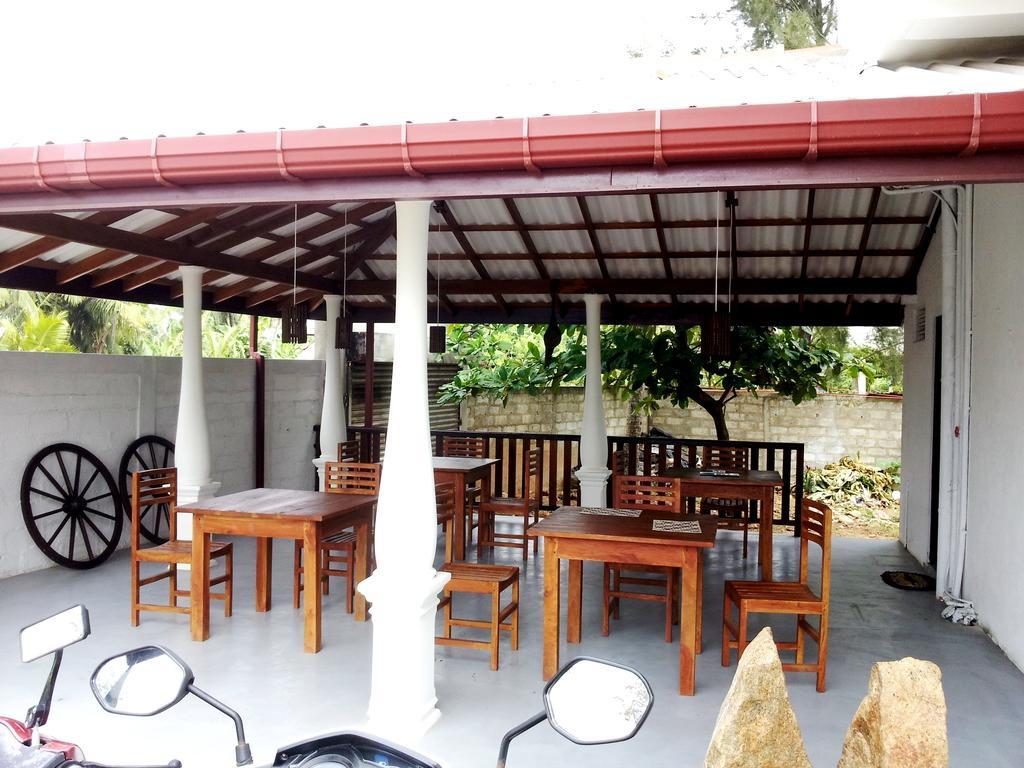 Bed and Breakfast Ceylon Surf Guest And Restaurant Велігама Екстер'єр фото