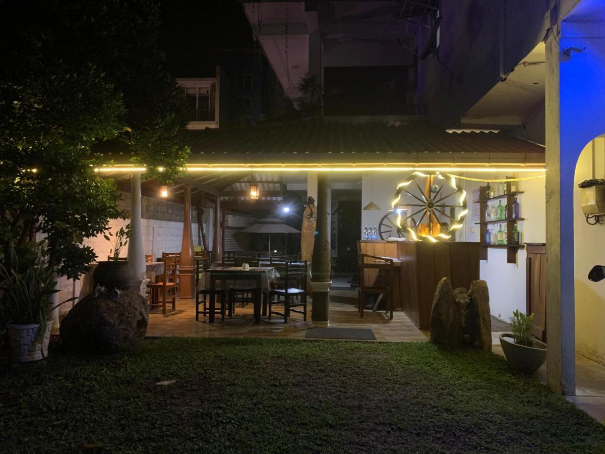 Bed and Breakfast Ceylon Surf Guest And Restaurant Велігама Екстер'єр фото