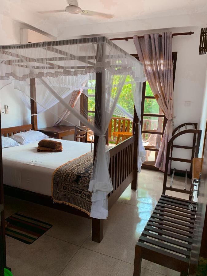 Bed and Breakfast Ceylon Surf Guest And Restaurant Велігама Екстер'єр фото